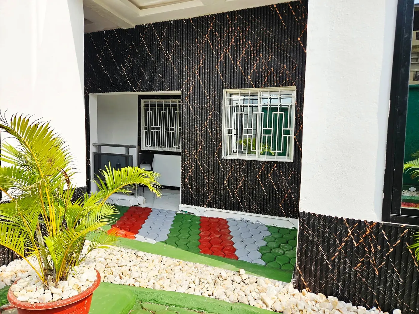 Weekie Lodge — Courtyard Entrance