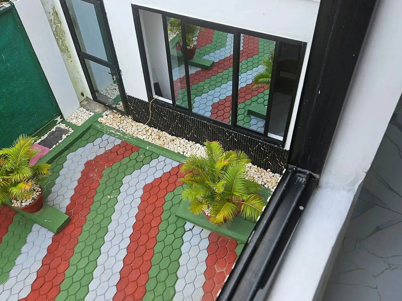 Weekie Lodge — Garden Courtyard