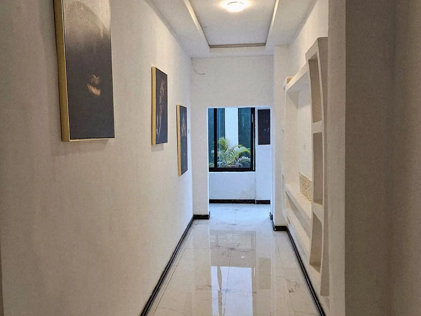 Weekie Lodge — Marble Corridor