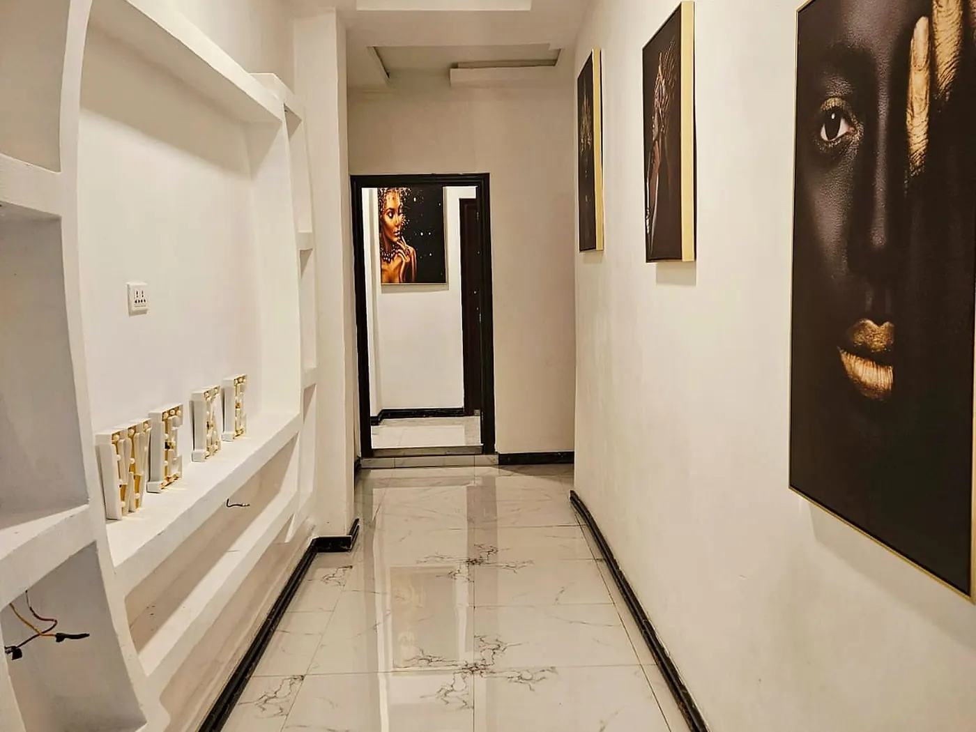 Weekie Lodge — Art Hallway