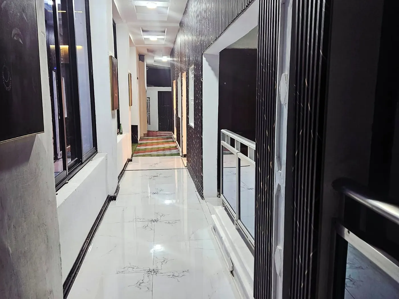 Weekie Lodge — Interior Corridor