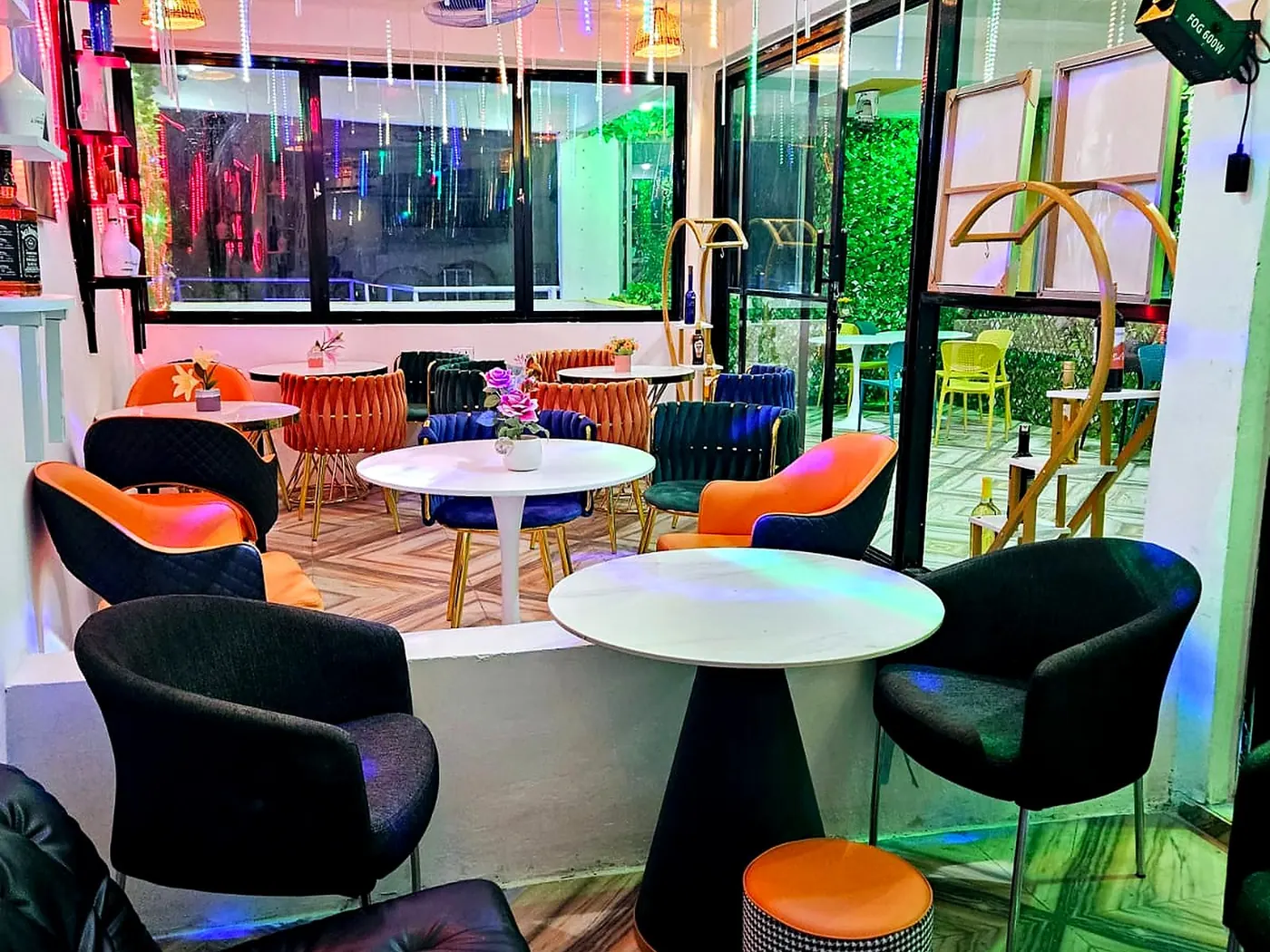 Weekie Lodge — Lounge & Bar