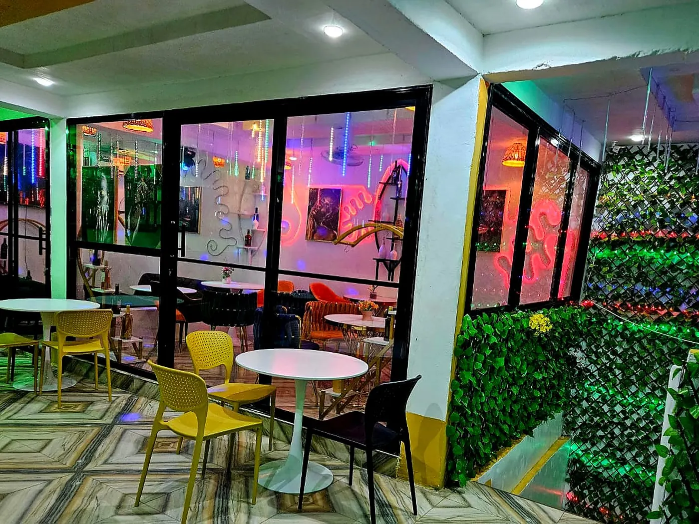 Weekie Lodge — Outdoor Lounge